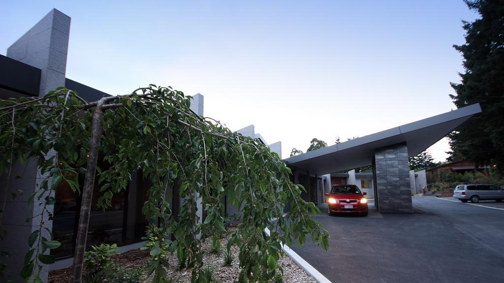 ซีเลคบรามาร์ลอดจ์แอนด์สปา Hotel แฮนเมอร์สปริงส์ ภายนอก รูปภาพ The entrance to the National Museum of Australia